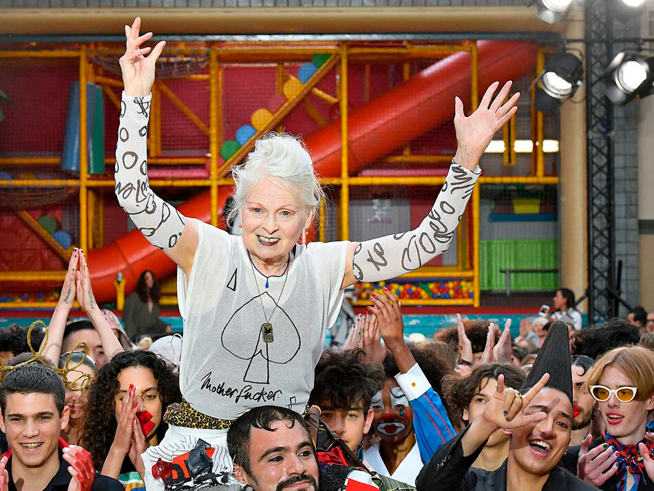 Вивьен Вествуд ходит по подиуму на показе мод Vivenne Westwood во время показа коллекции Men's Spring Summer 2018 в Лондоне, июнь 2017 г