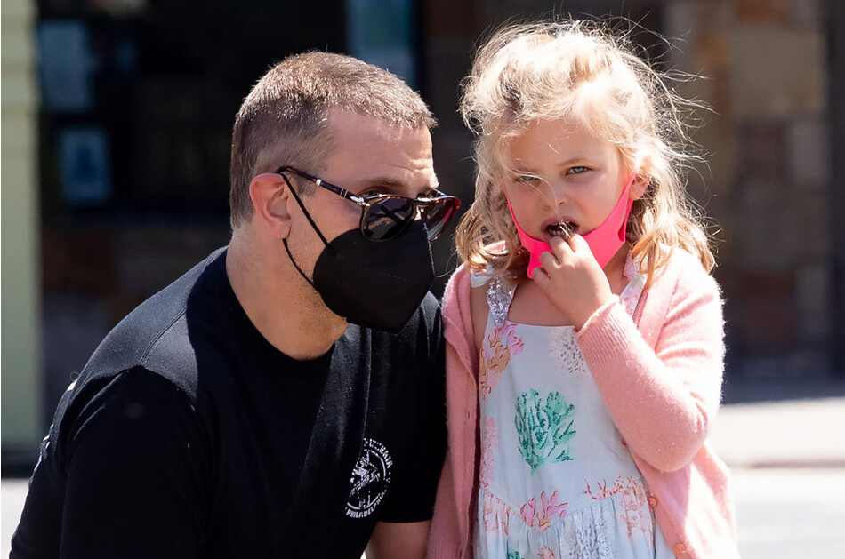 Брэдли Купер с дочерью Леей во время прогулки по Манхэттену 17 мая 2021 года в Нью-Йорке, США