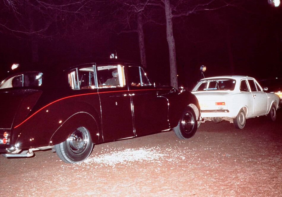 Автомобиль принцессы Анны пострадал при попытке Яна Болла похитить дочь королевы при выходе из торгового центра, Лондон, 20 марта 1974