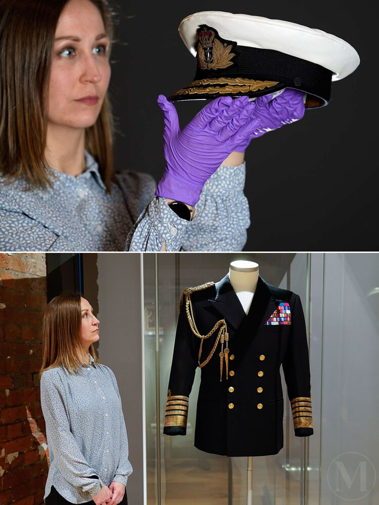 Куратор Национального музея Королевского флота, Кейт Браун с военно-морской формой и фуражкой герцога Эдинбургскому, на выставке «Служба Ее Величества, роль королевы в сердце семьи Королевского флота» 6 апреля 2022 года, Портсмутская историческая верфь, Англия