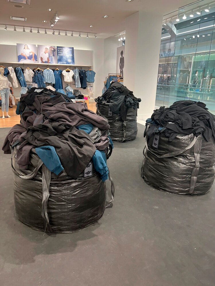 Канье Уэста осудили за продажу новой коллекции Yeezy Gap прямо из мусорных пакетов