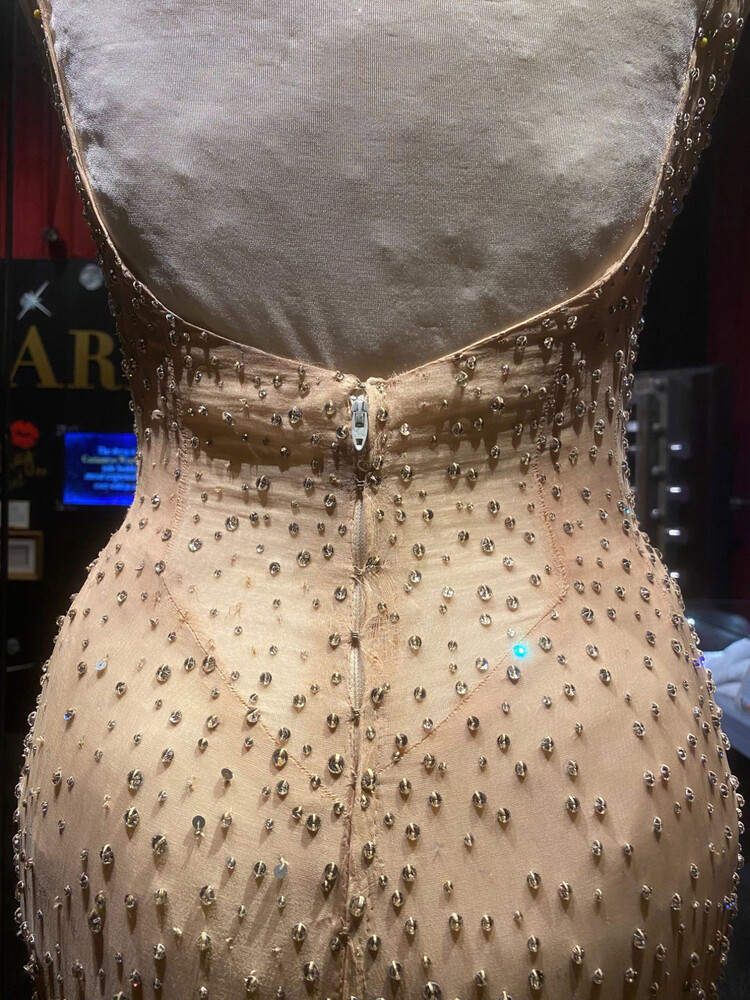 Ким Кардашьян испортила платье Мэрилин Монро на Met Gala 2022