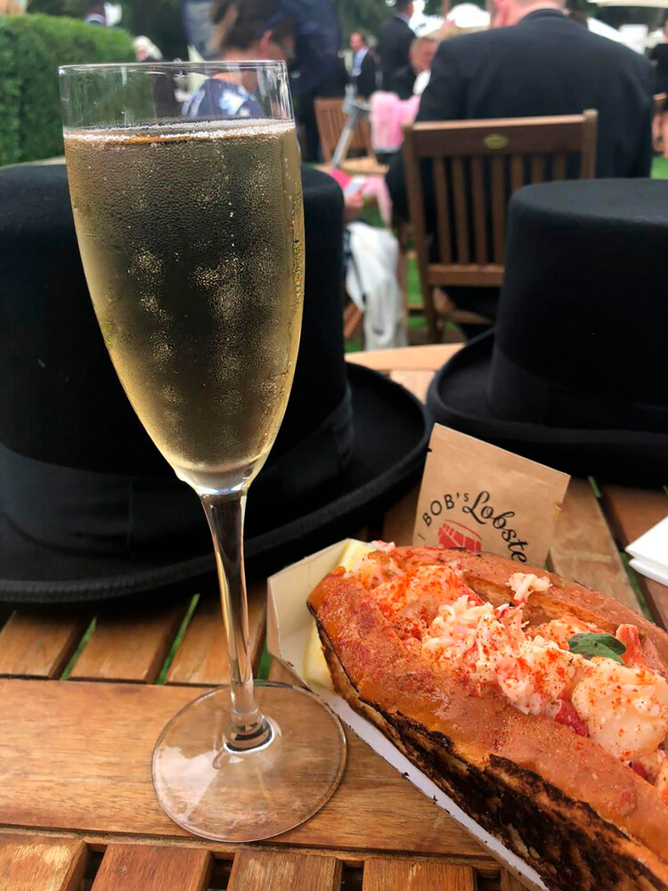 Еда и напитки во время проведения Королевский скачек Royal Ascot на ипподроме в Аскоте рассчитаны на самую изысканную публику