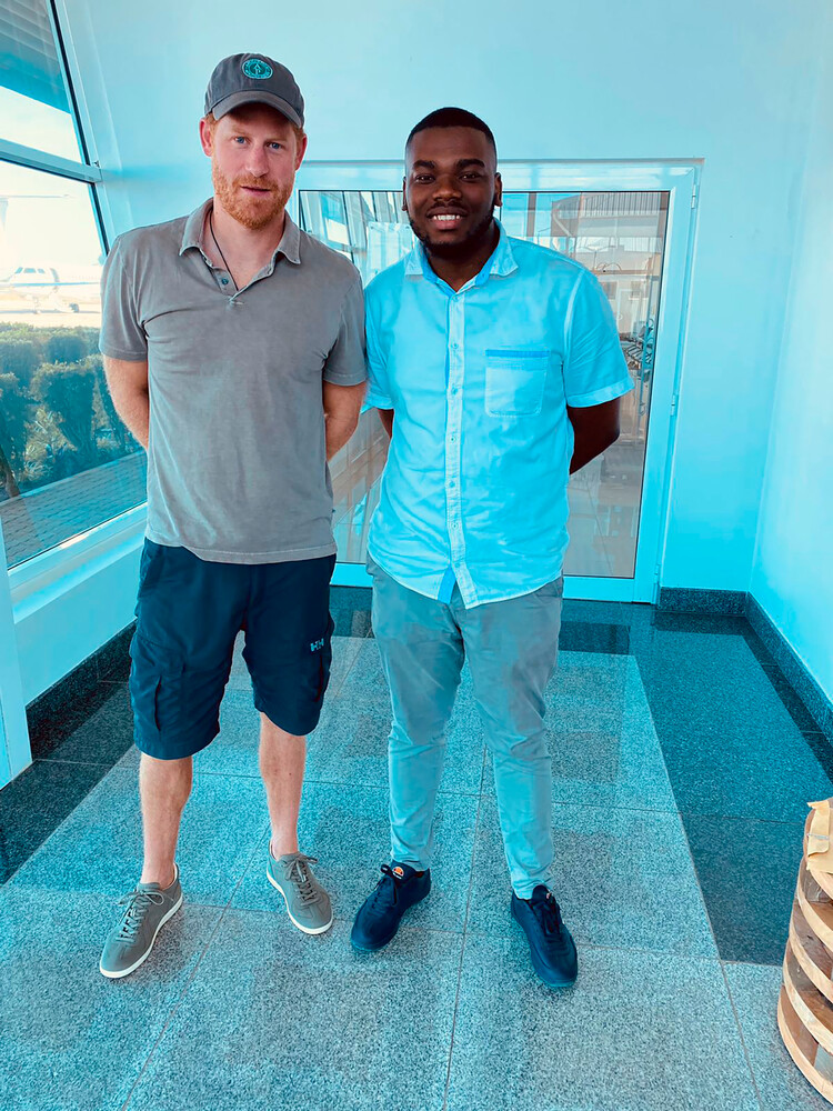 Принц Гарри неожиданно отправился в поездку по Африке в благотворительных целях