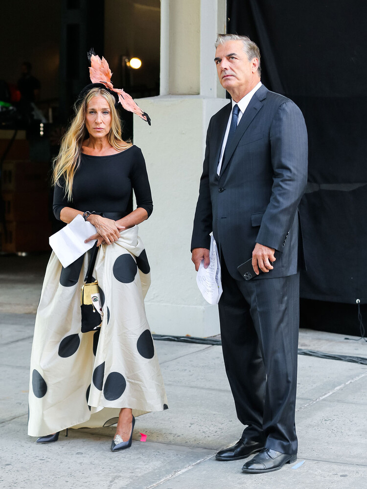 Сара Джессика Паркер и Крис Нот на съёмочной площадке сериала HBO «И просто так», 2021