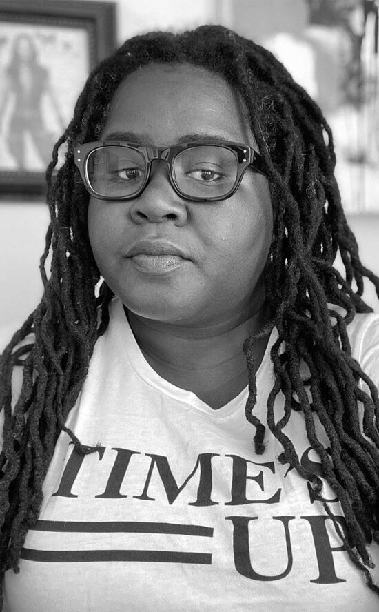 Сценарист и продюсер Анджела Харви