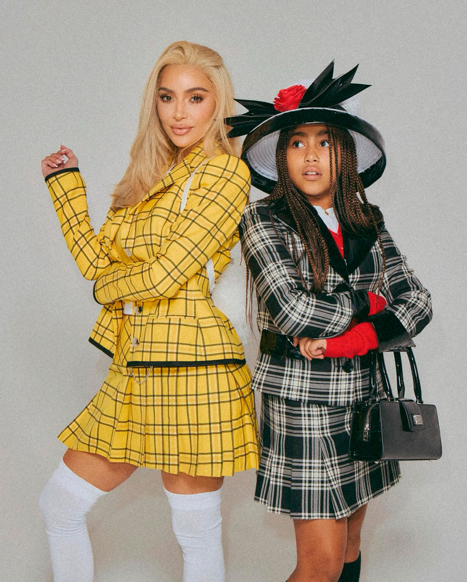 Ким Кардашьян и Норт Уэст в костюмах героинь из комедии «Бестолковые» на Хэллоуин 2023