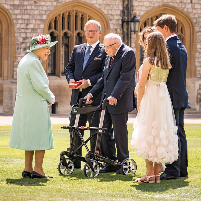 Елизавета II посвятила в рыцари Тома Мура