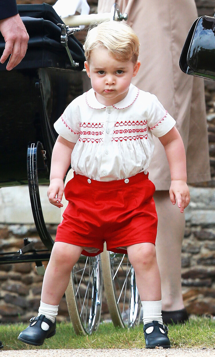 Принц Джордж покидает церковь Святой Марии Магдалины в поместье Сандрингем в честь крещения его сестры принцессы Шарлотты 5 июля 2015 года в Кингс-Линн, Англия