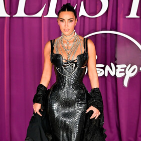 Ким Кардашьян появилась в кожаном платье на премьере своего сериала  «Всё честно»