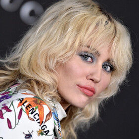 Самолёт Майли Сайрус совершил аварийную посадку, не долетев до пункта назначения