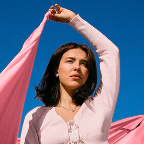 Милли Бобби Браун представила коллекцию своего нового бренда Mills