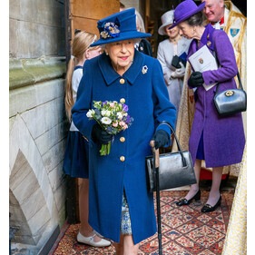 Елизавета II впервые за 17 лет появилась на публике с тростью