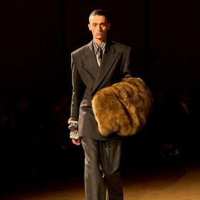 Saint Laurent Men’s осень–зима 2026: элегантность на грани вызова