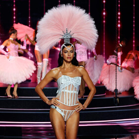 Софиты, ангелы и кружево: лучшие образы с Victoria’s Secret Fashion Show 2025