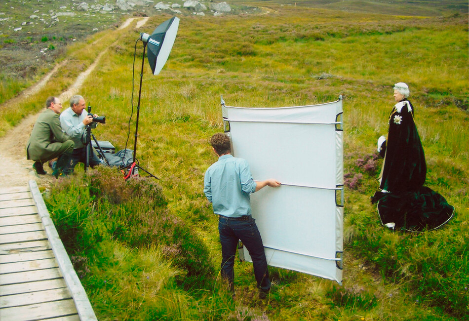 За кадром Джулиан Колдер и Аластер Брюс развлекают королеву Елизавету II во время фотосессии, август 2010, Шотландия