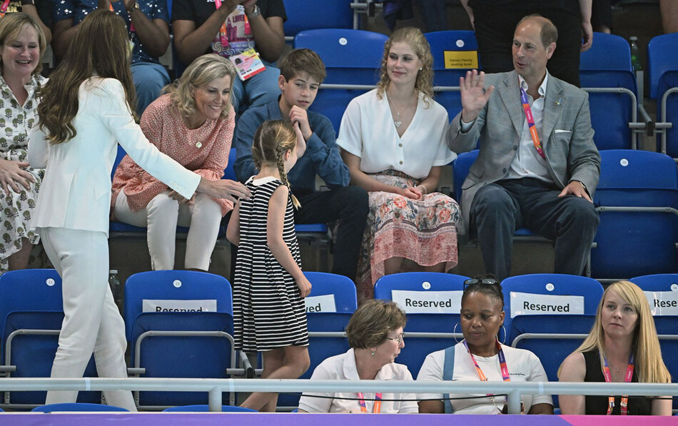 Софи, графиня Уэссекская, Джеймс виконт Северн, леди Луиза Виндзор, принц Эдвард, граф Уэссекский, принц Уильям, герцог Кембриджский, принцесса Шарлотта Кембриджская и Кэтрин, герцогиня Кембриджская посещают соревнования по плаванию во время Игры Содружества 2022 года состоятся 02 августа 2022 года в Бирмингеме, Англия