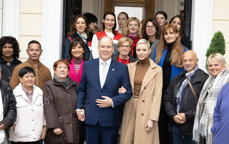 Принц Альберт и принцесса Шарлин передали традиционные рождественские подарки руководителям благотворительных организаций Красного Креста Монако. 13 декабря 2022г., Монако