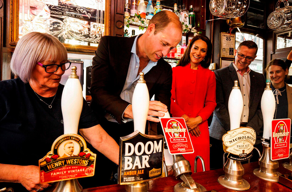 Кейт Миддлтон и принц Уильям посетили паб Dog & Duck во время визита в Сохо в преддверии коронации