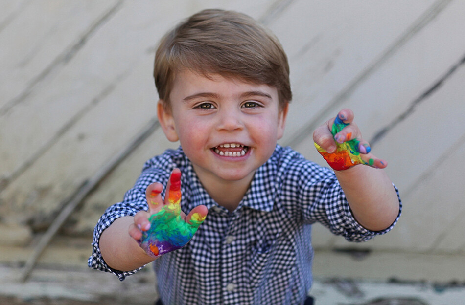 Принц Луи рисует акварелью радугу 22 апреля 2020 года