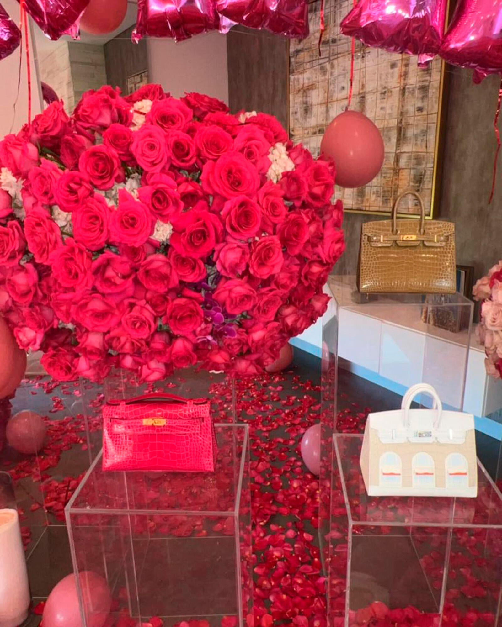 Offset подарил Карди Би на день рождения ещё больше сумочек от Hermès