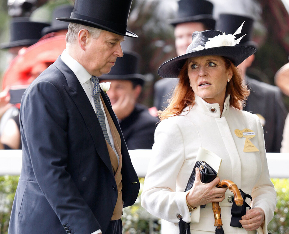 Принц Эндрю, герцог Йоркский, и Сара Фергюсон, герцогиня Йоркская, посещают 4-й день Королевского Аскот на ипподроме Аскот 17 июня. 2016 год в Аскоте, Англия
