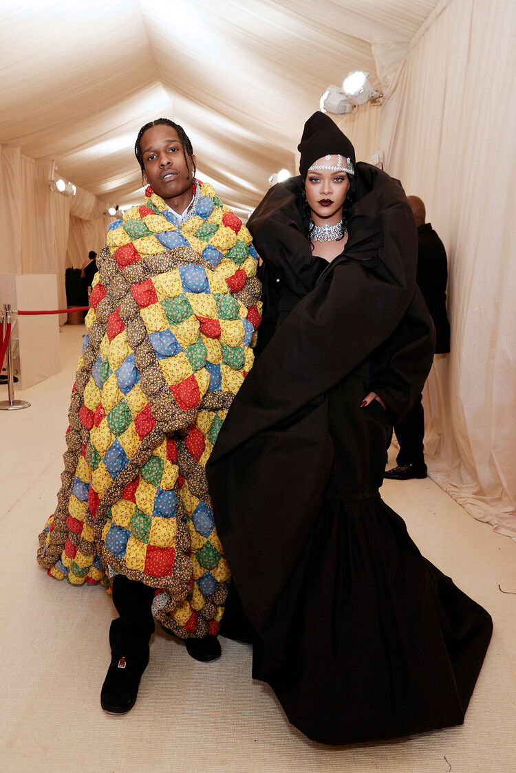 Лучшие образы бала Met Gala 2021 A $ AP Рокки и Рианна в Eli Russell Linnetz и Balenciaga от Demna Gvasalia
