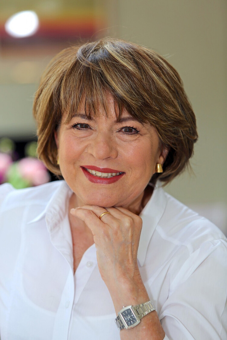 Королевский биограф Анджела Левин