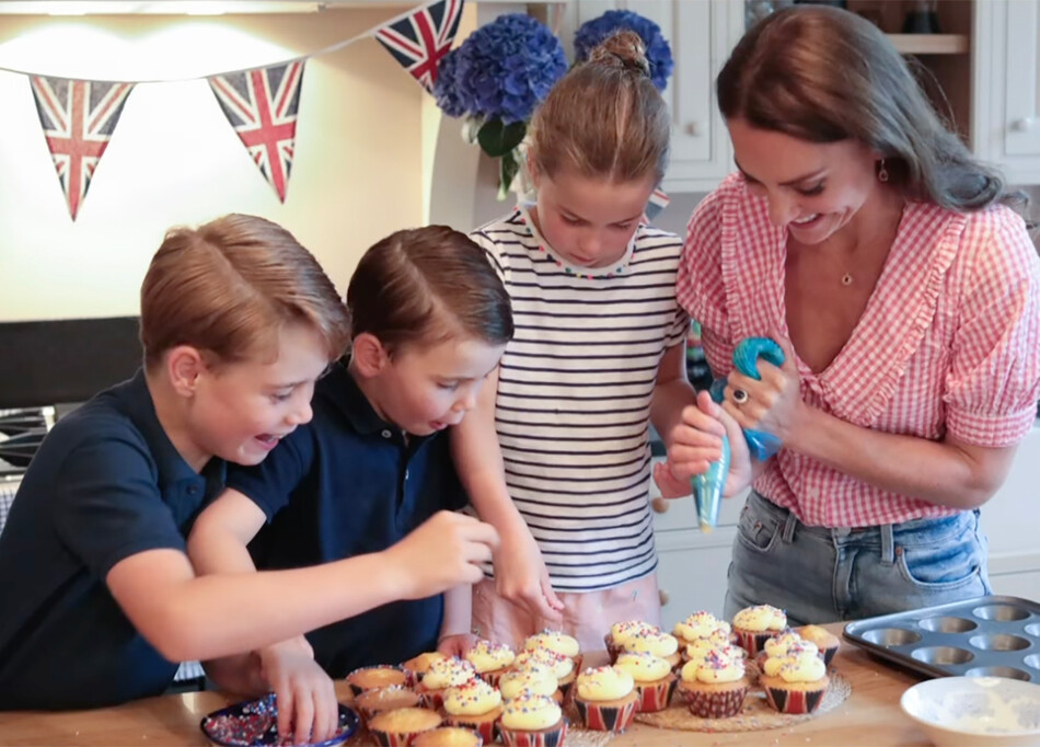 Джордж, Шарлотта и Луи приготовили своими руками сладкий подарок королеве Елизавете II