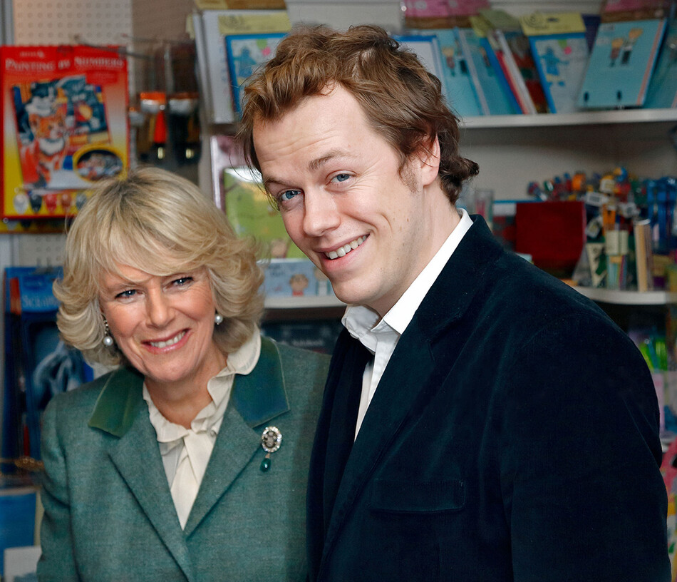 Камилла, герцогиня Корнуолл, сопровождает своего сына Тома Паркера Боулза