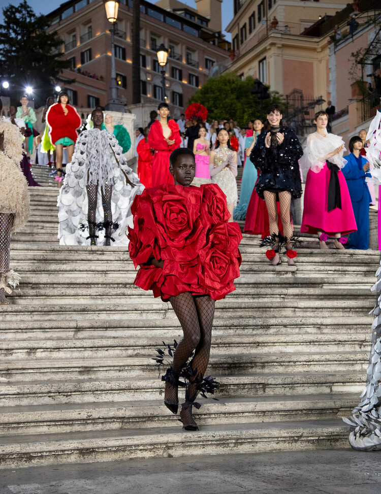 5 ключевых моментов показа кутюрной коллекции Valentino осень-зима 2022/23