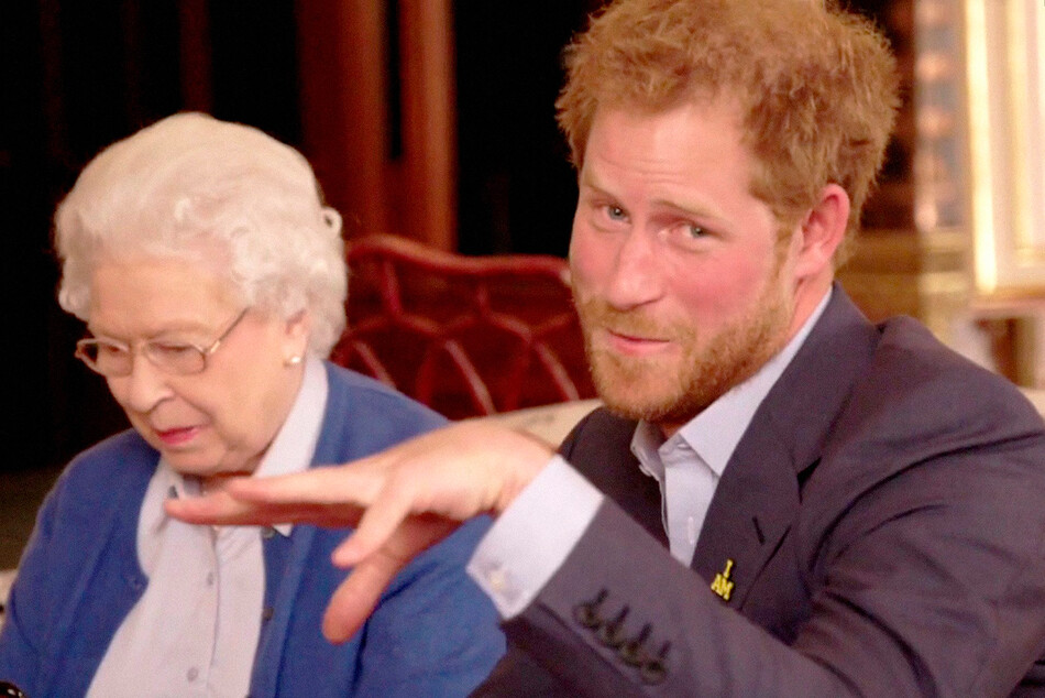 Королева Елизавета II и принц Гарри принимает участие в шуточной дуэли с Бараком и Мишель Обамами во время проведения «Игр непокорённых – Invictus Games» в США 28 октября 2015, Букингемский дворец, Лондон