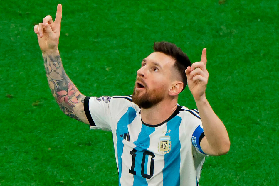 Лионель Месси празднует победу своей команды во время матча