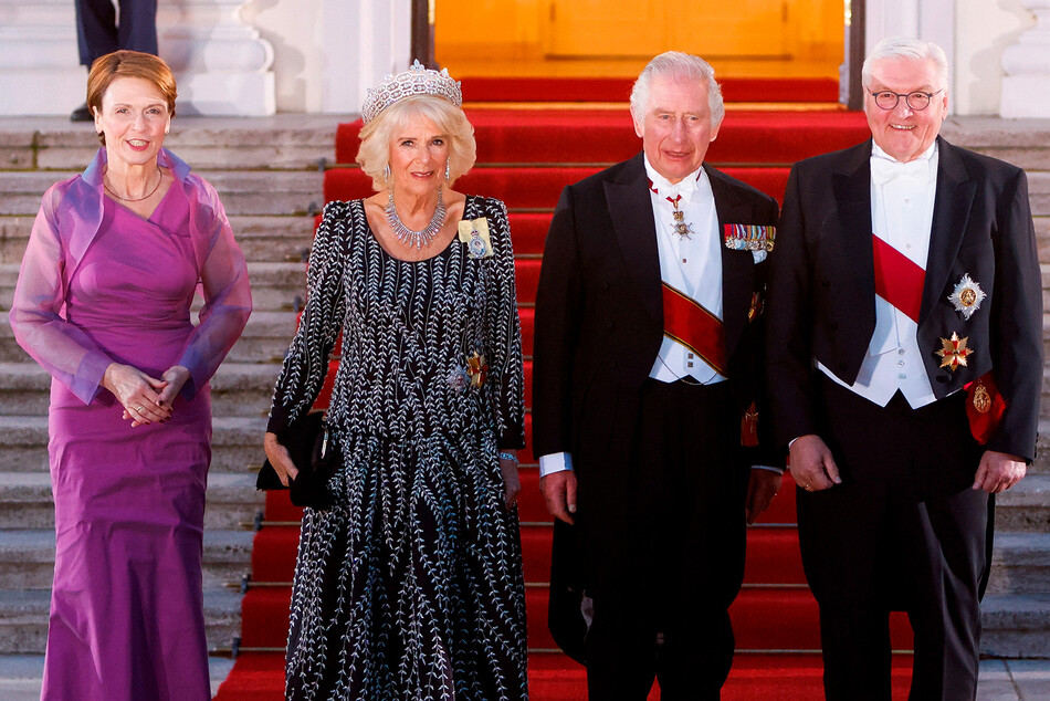Король Карл III, королева-консорт Камила Паркер-Боулиз и президент Франк-Вальтер Штанмайер вместе со своей женой Эльке Бюденбендер