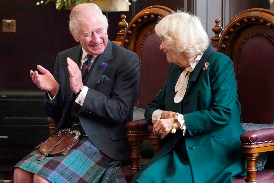 Король Карл III и Камилла, королева-консорт присутствуют на официальном заседании совета в Городских палатах в Данфермлине, чтобы официально отметить присвоение статуса города, 3 октября 2022 года в Данфермлине, Шотландия
