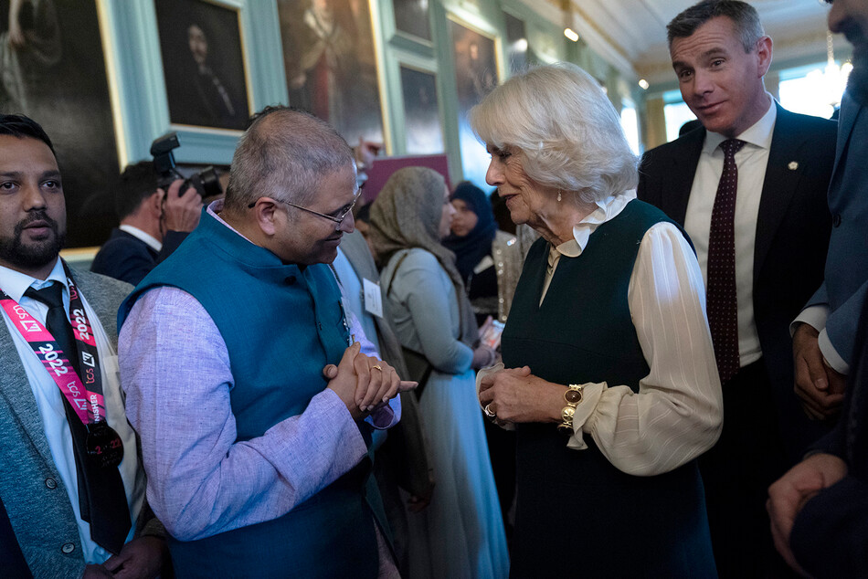 Камилла, королева-консорт общается с представителями общественности Великобритании из Южной Азии в Большой галерее дворца Холируд 3 октября 2022 года в Данфермлине, Шотландия