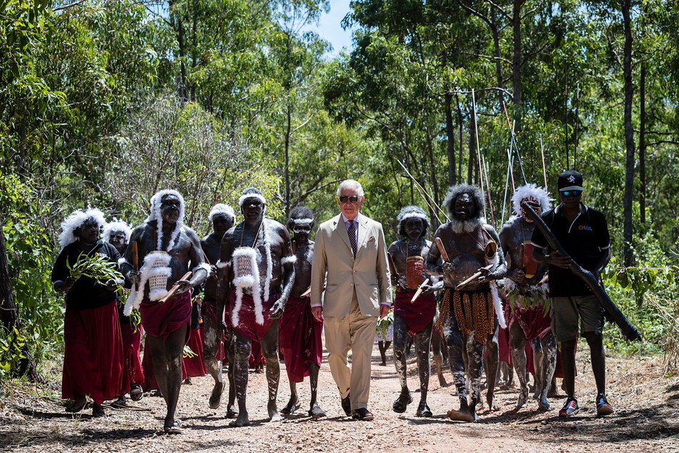 Принц Чарльз, принц Уэльский прибывает на церемонию "Добро пожаловать в страну" (Рирратджингу Бунггу) на горе Нхулун 9 апреля 2018 года в Гоуве, Арнем-Ленд, Австралия