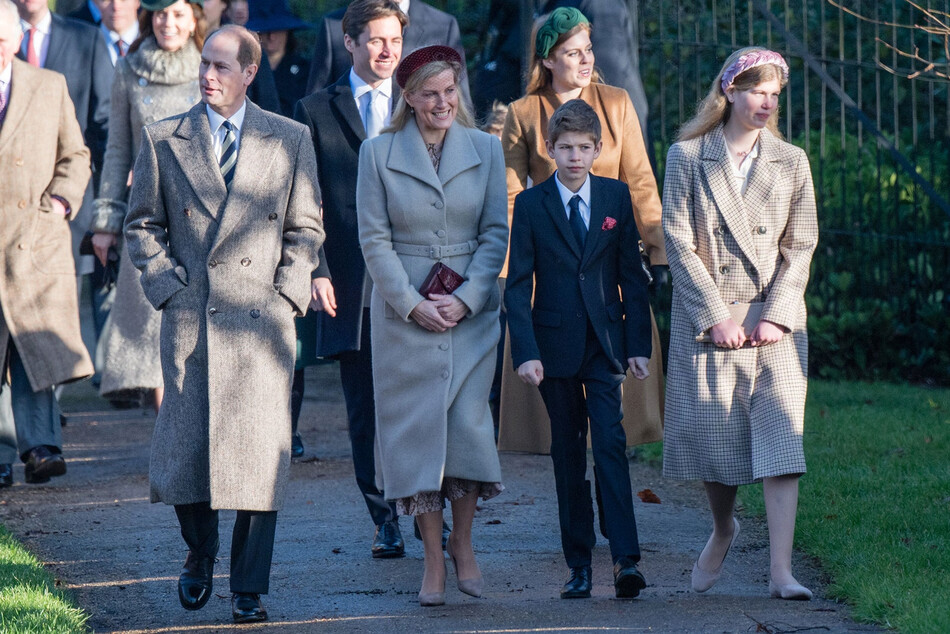 Принц Эвард, граф Уэссекский и Софи, графиня Уэссекская с Джеймсом виконтом Северном и леди Луизой Виндзор посещают рождественскую службу в церкви Святой Марии Магдалины в поместье Сандрингем 25 декабря 2019 года в Кингс Линн, Великобритания 