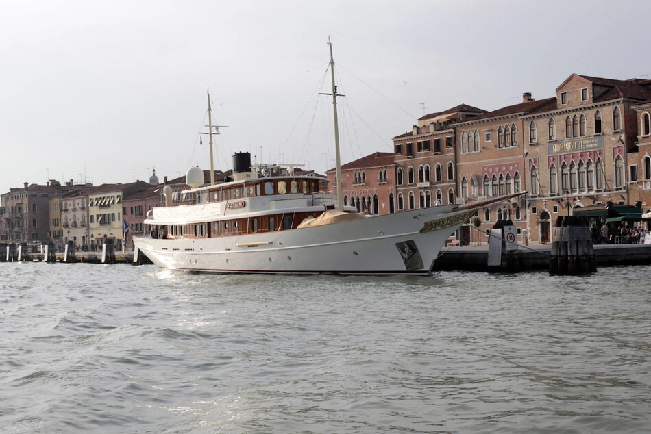 Яхта Джонни Деппа, которую он оценил в $29 миллионов