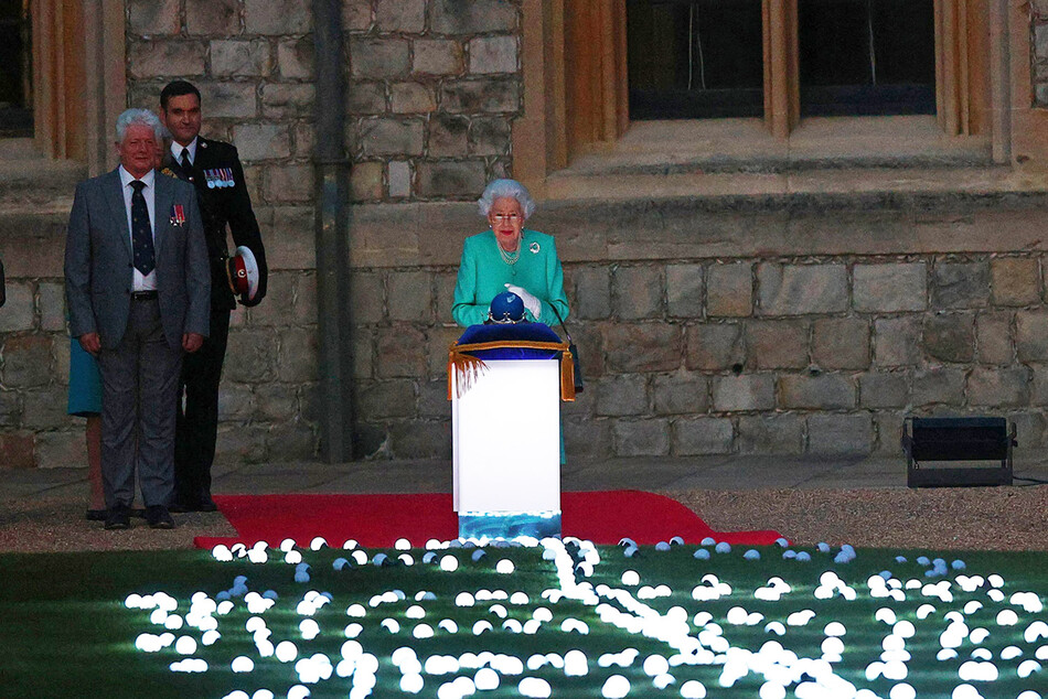 Королева Елизавета II зажгла «Дерево деревьев» в саду Букингемского дворца