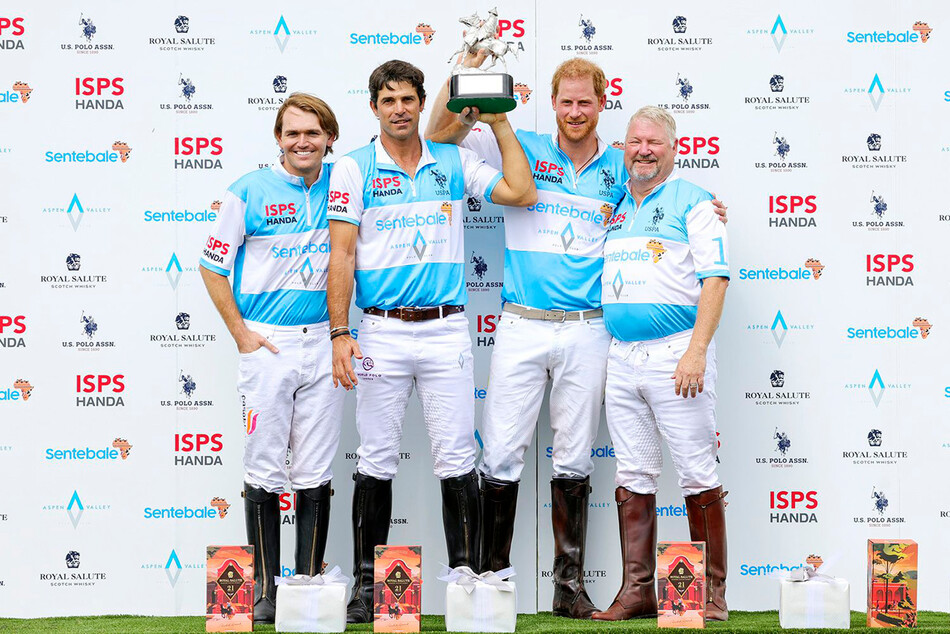 Начо Фигерас и принц Гарри с командой по поло позируют с Кубком Сентебале ISPS Handa Polo Cup 2022, 25 августа 2022 года в Аспене, штат Колорадо