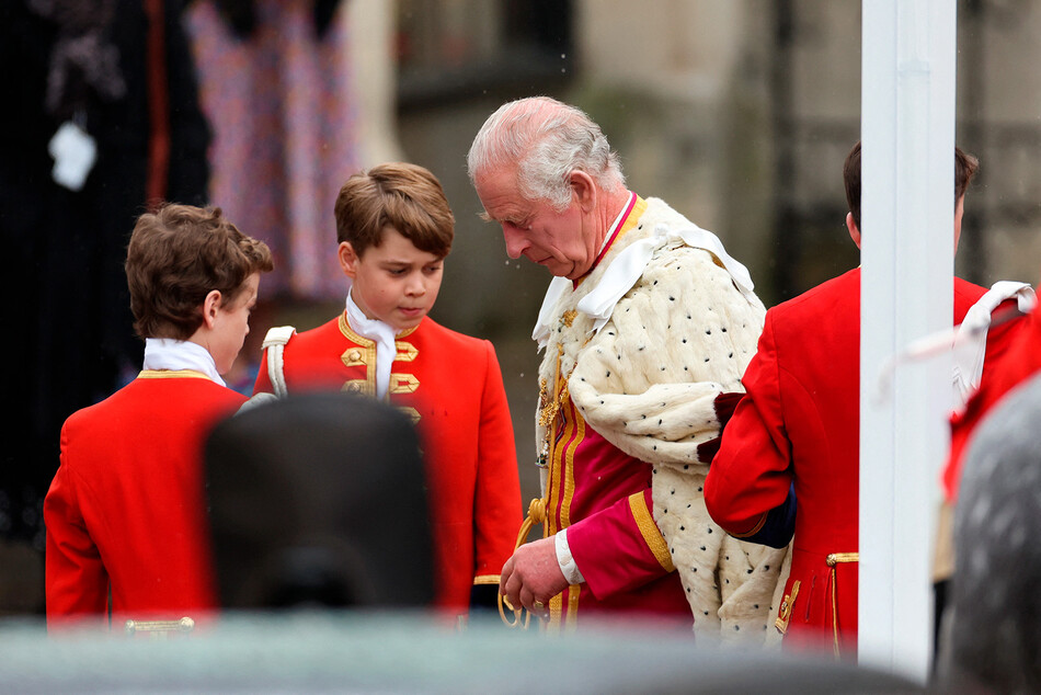 Король Карл III и принц Джордж в роли пажа на коронации Карла III, 2023