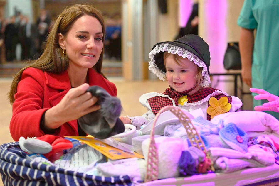 Кэтрин, принцесса Уэльская общается с дочерью волонтёра в церкви Святого Фомы, которая была реконструирована для оказания поддержки уязвимым людям, во время визита в Уэльс 27 сентября 2022 года в Суонси, Уэльс