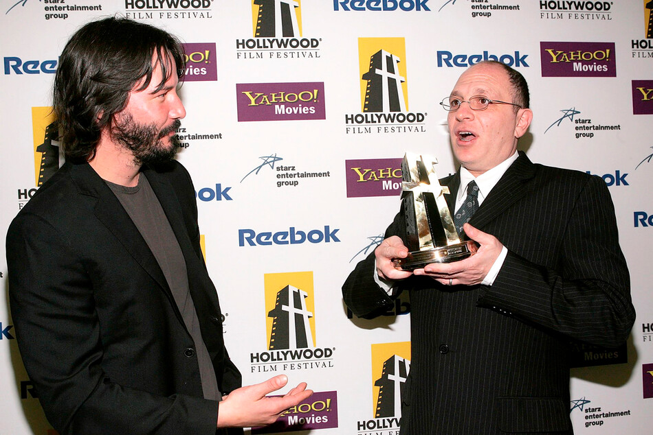 Киану Ривз и Акива Голдсман во время гала-церемонии вручения наград 9-го ежегодного Голливудского кинофестиваля — пресс-центр в отеле «Беверли Хилтон» 24 октября 2005 г. в Беверли-Хиллз, Калифорния, США