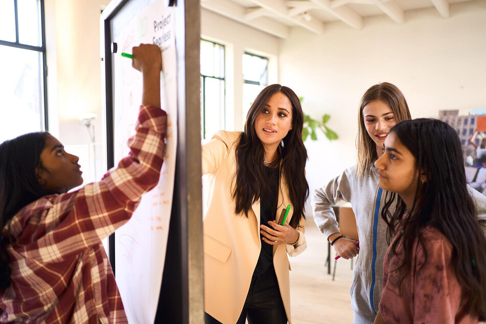 Меган Маркл преподаёт мастер-класс на курсах предпринимательства для девочек и молодых людей в Нидерландах, 2022
