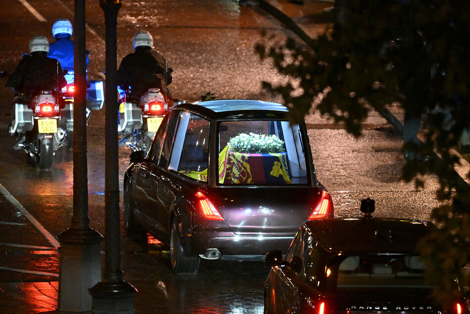 Гроб королевы Елизаветы II провезли через Лондон в Вестминстерский дворец