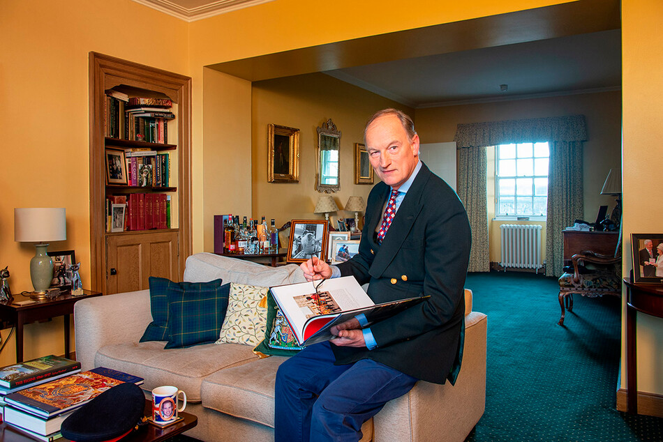 Генерал-майор Аластер Брюс в Эдинбургском замке