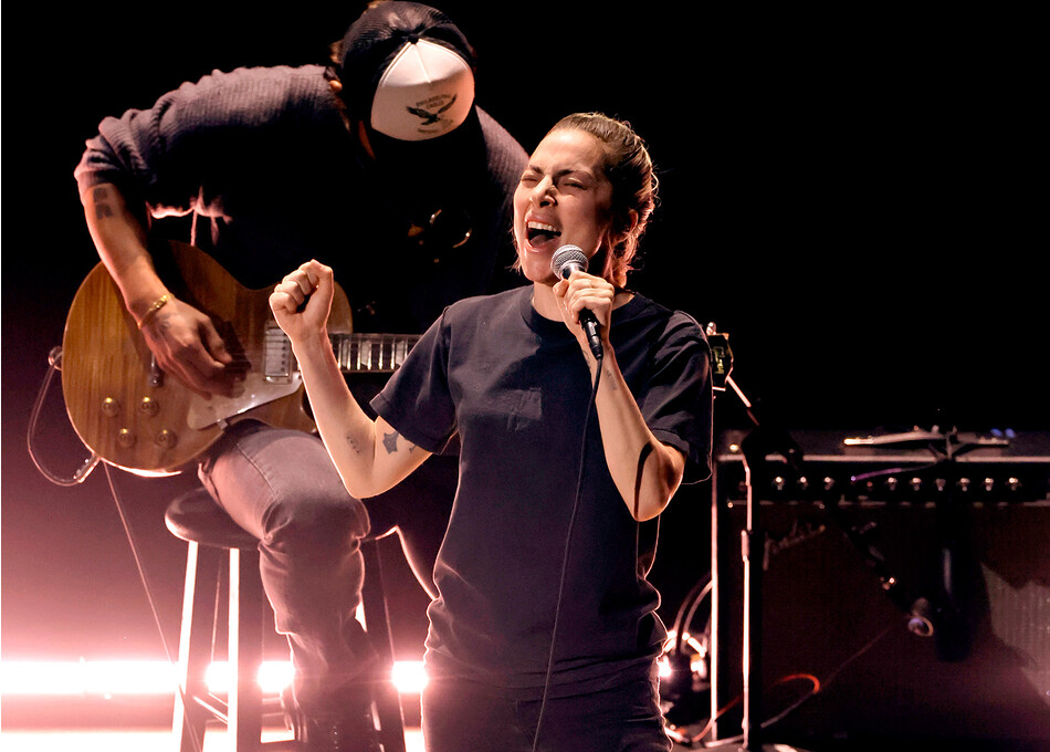 Леди Гага во время исполнения песни Hold My Hand на церемонии вручения «Оскар», 2023