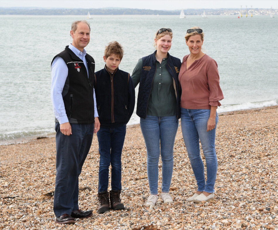 Принц Эдвард, граф Уэссекс, Джеймс, виконт Северн, леди Луиза Виндзор и Софи, графиня Уэссекса, позируют для фотографий примите участие в Great British Beach Clean на пляже Саутси 20 сентября 2020 года в Портсмуте, Англия