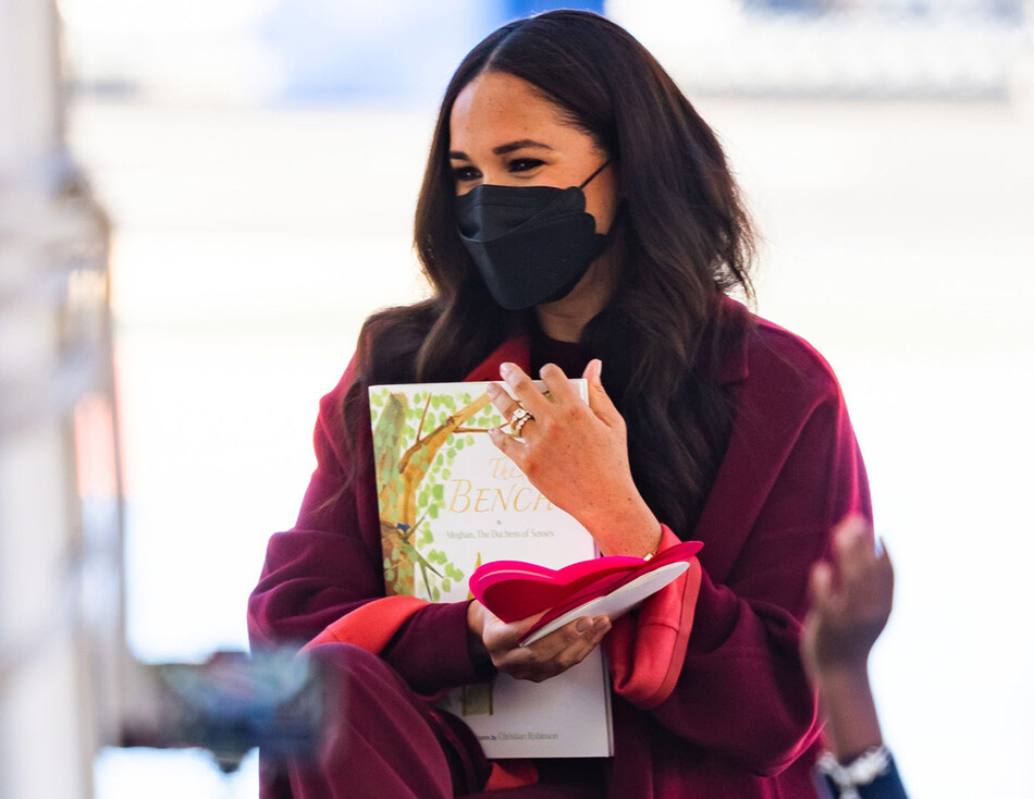 Меган, герцогиня Сассекская с книгой собственного сочинения «Скамейка» в школе Гарлема, 24 сентября 2021 года